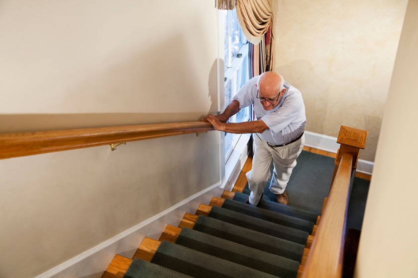 Pád na schodech je docela běžná nehoda. Nejdůležitější věcí je pevně se držet madla, takže musíte mít vždy alespoň jednu ruku volnou.