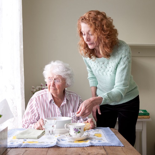 Občas u seniorů může nastat problém s příjmem jídla i léků