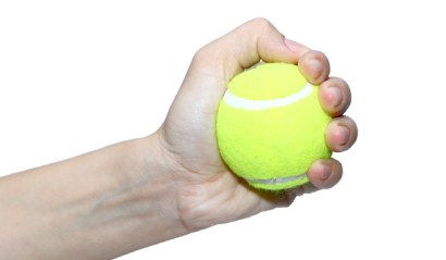 Stláčajte tenisovú loptičku
