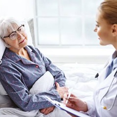 Otevřený dialog pacientky s lékařkou je nezbytnou podmínkou k vyřešení obtíží s inkontinencí.