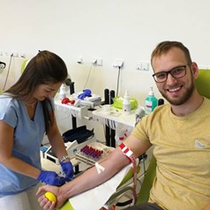 Jeden z dobrovolníků z HARTMANN daruje krev. Z úsměvu na jeho tváři vidíme, že tam, kde to je potřeba, pomáhá rád.