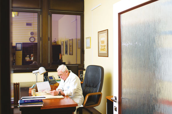 Prof. Pavel Pafko u svého pracovního stolu