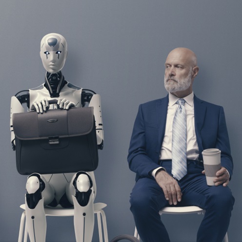 Robot sedící vedle muže s kávou a čekající na začátek konference