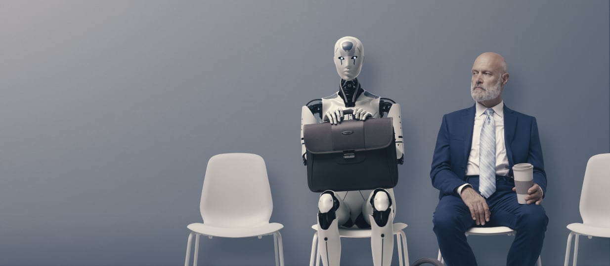 Robot sedící vedle muže s kávou a čekající na začátek konference