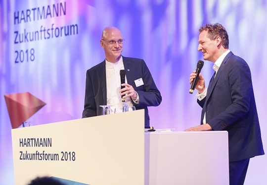 Andreas Joehle and Dr. Eckart von Hirschhausen talking on stage during the HARTMANN Future Forum.