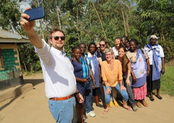 Jan taking a group selfie with his HARTMANN colleagues and Kenyan healthcare workers.