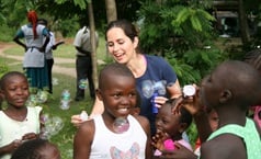 Elisa Pizzi doing soap bubbles with Kenyan kids. 