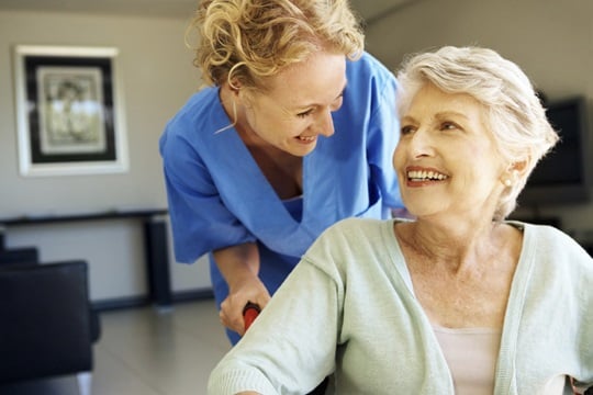 Foto van een verkoopvergadering tussen een HARTMANN-vertegenwoordiger en een manager van een woonzorgcentrum. Gevoel van vertrouwen en zekerheid.