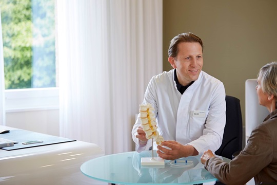 Dr. Reitz talking to a female patient in his medical practice