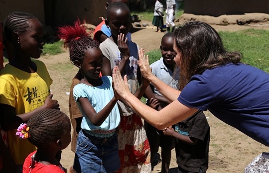 Elisa Pizzi playing with Kenyan kids.
