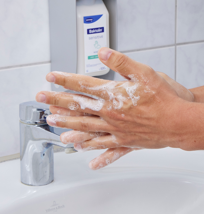 A person washing hands with Baktolin sensitive in the background