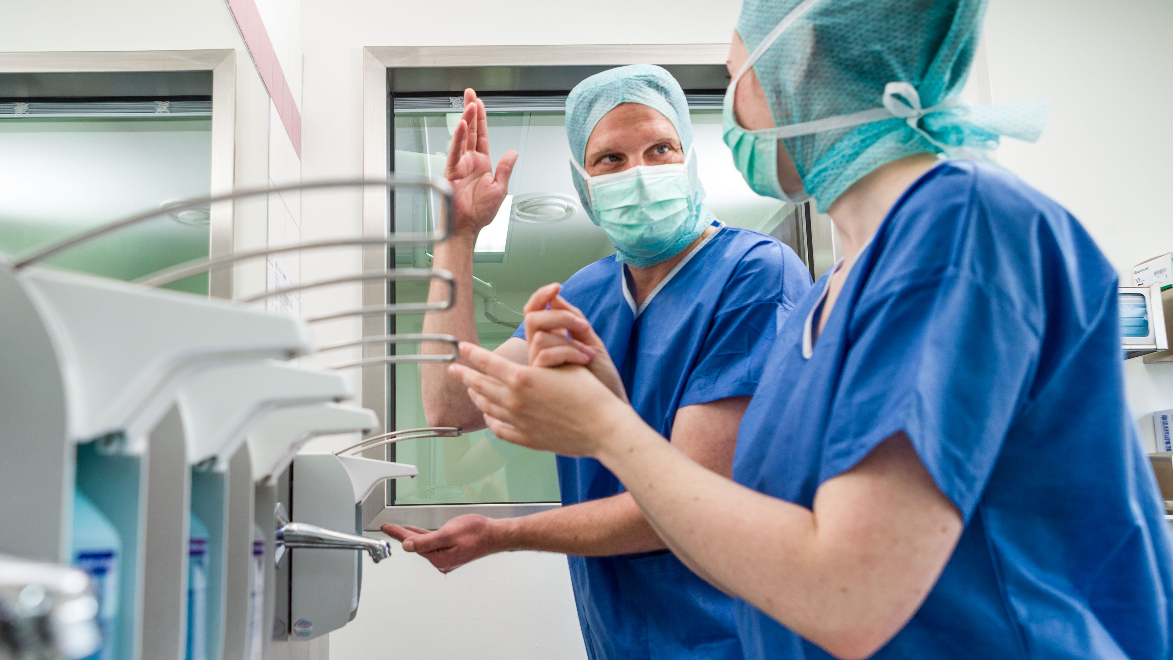 Chirurgische Händedesinfektion vor dem OP