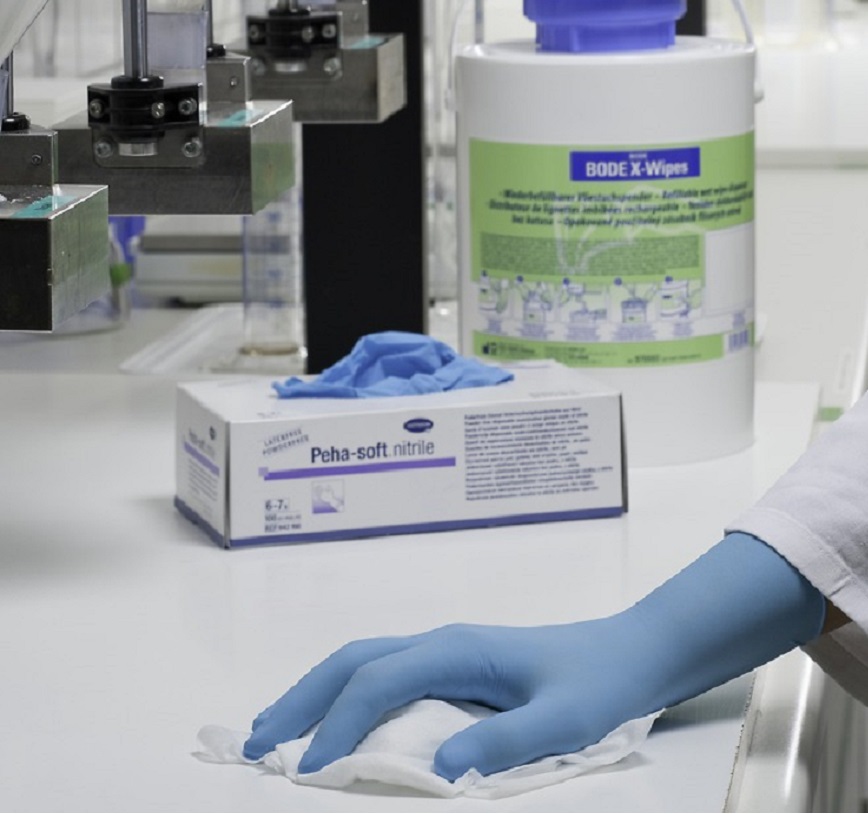 Industriereinigung Flächen mit Handschuhe und Desinfektionsmittel