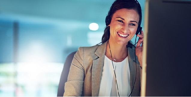 Dame mit Headset telefoniert