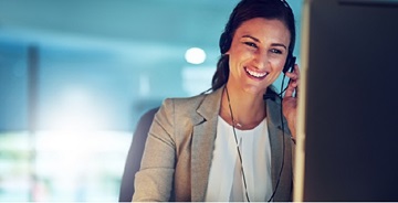 Dame mit Headset telefoniert