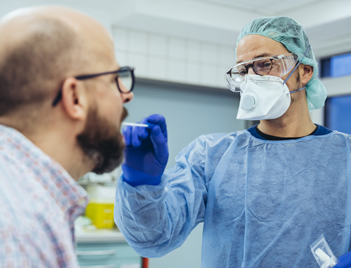 un docteur prend une pause avec une tasse de café