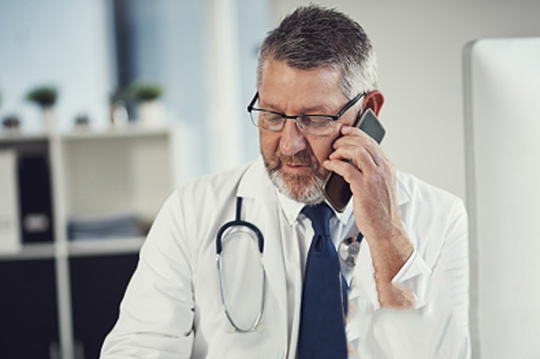 Telefonujúci lekár