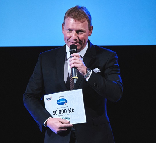 Tomáš Groh, předává šek