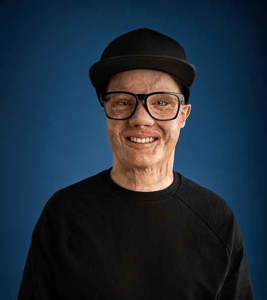 Portrait shot of Philipp Bosshard smiling into the camera.