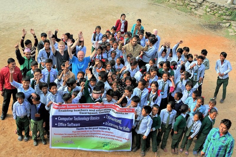 Group shot of Ralf Ledl and students of a computer class. 