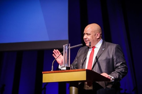 Chima Abuba holding a speech at the German Nursing Day