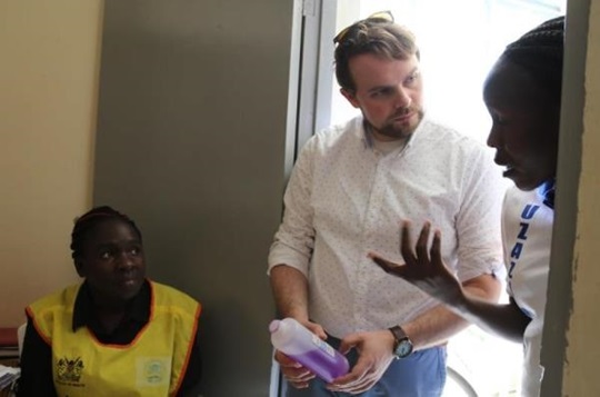 Jan Schröder talking to two healthcare workers in an office at the healthcare center.