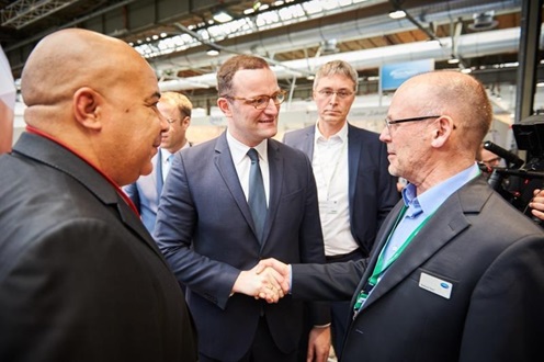 Chima Abuba (Managing Director HARTMANN Germany), Jens Spahn (Health Minister) and Raimund Koch (HARTMANN health public policy spokesman)