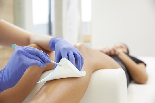 Zetuvit Plus being applied to patient’s leg.