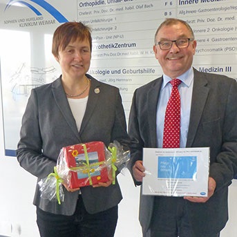 Rosemarie Grunert erhält Gutscheine von Wolfram Tippner