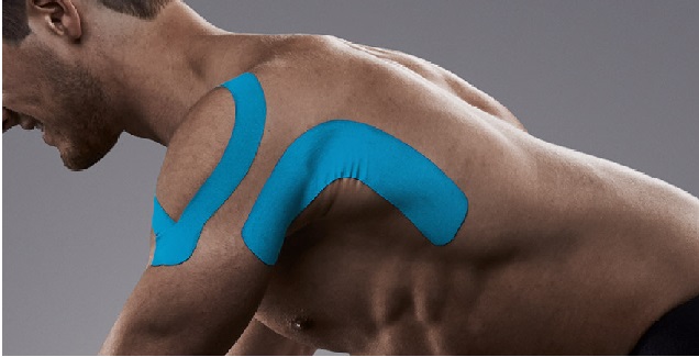 verletzter Mann mit Kinesio-Tape auf die Schulter