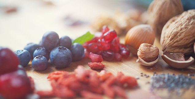 Beeren und Nüsse.