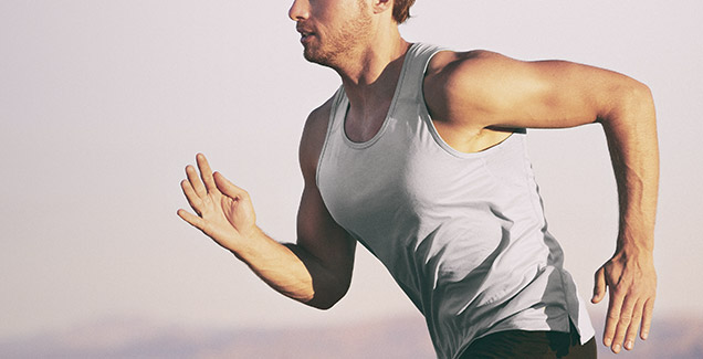 Mann in Sportbekleidung, der im Freien läuft.