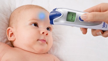 Fiebermessen mit Veroval Baby an einem Baby