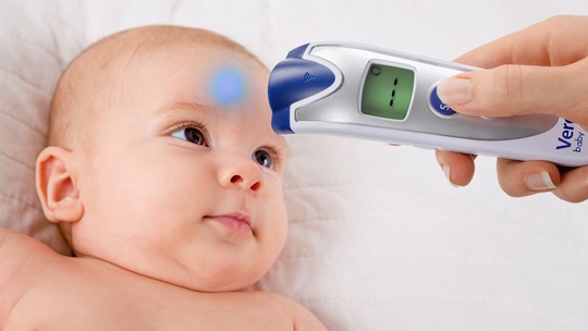 Fiebermessen mit Veroval Baby an einem Baby