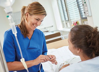 Krankenschwester am Bett einer Patientin