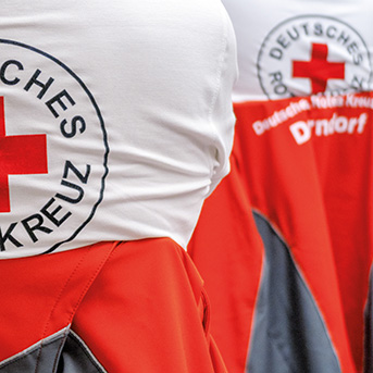 Rücken mit weißem DRK T-Shirt