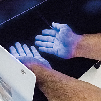 Hände die in einer LiteCheck Box sind