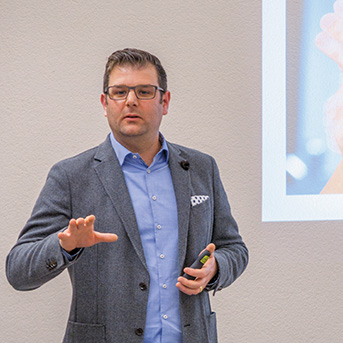 Rentschler hält Vortrag