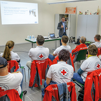 Rettungssanitäter von hinten bei einem Seminar