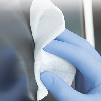 Abreiben eines Bildschirms mit Bacillol Tissues