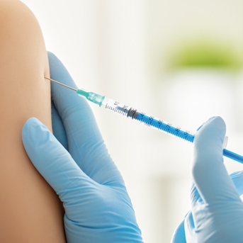 Spritze in den Oberarm - EU-weit kommt es jährlich zu 1 Million Nadelstichverletzungen im Gesundheitsdienst