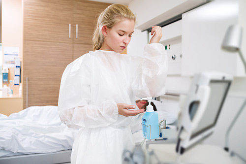 Tento dávkovač s dezinfekčním prostředkem na ruce je jen jedním z prostředků široké řady dezinfekčních a čistících prostředků od značky HARTMANN. U všech dbáme na to, aby se používaly stejně snadno jako tento, kterým si právě ošetřovatelka dezinfikuje ruce u lůžka pacienta.