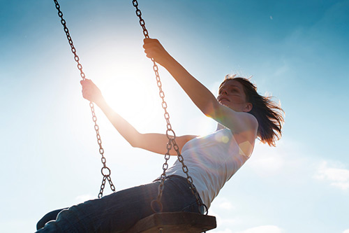 Dívka na houpačce si starosti s dezinfekcí dělat nemusí, ale u zdravotníků je striktní dodržování všech hygienických postupů včetně hygieny rukou nutností, z níž nelze slevit.