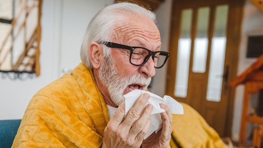Senior niest in ein Taschentuch