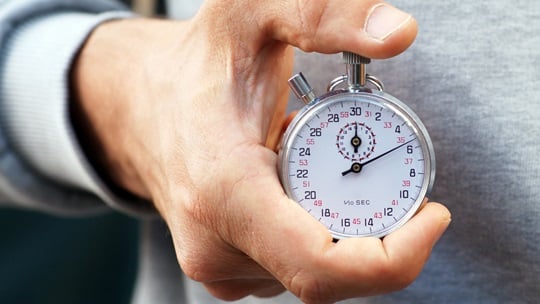 Hand hält eine Stoppuhr