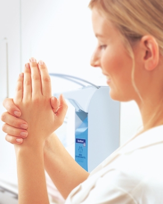 Za dobrým dezinfekčním prostředkem, který sestry každodenně používají, stojí léta výzkumu a testování. I v problematice dezinfekce chceme jít o krok dál, proto využíváme všech nových poznatků z výzkumného a vývojového centra BODE SCIENCE CENTER.