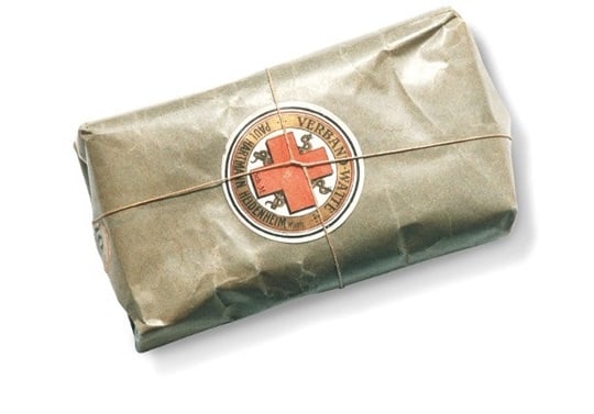 První logo společnosti Paul HARTMANN vidíme i na tomto balíčku obvazové vaty