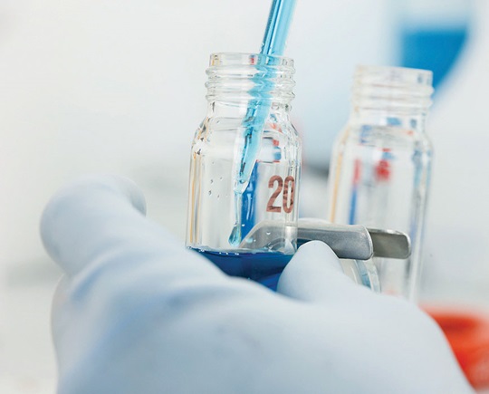 natahování pipetou modrý roztok