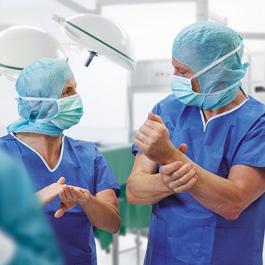 Foto von der Anwendung von Sterillium Händedesinfektion im OP-Saal.