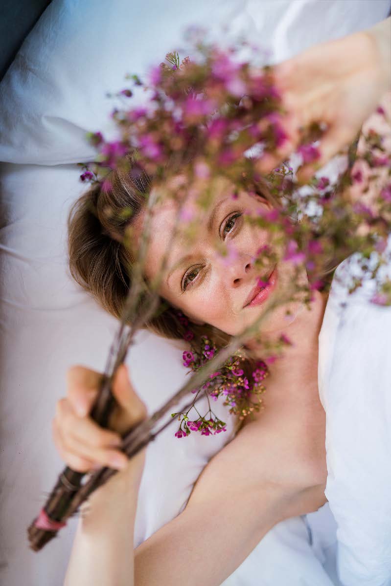 Tvář Lindy Rybové a svazek kvetoucích snítek hned napoví, že tu bude řeč o přírodní kosmetice Kneipp.